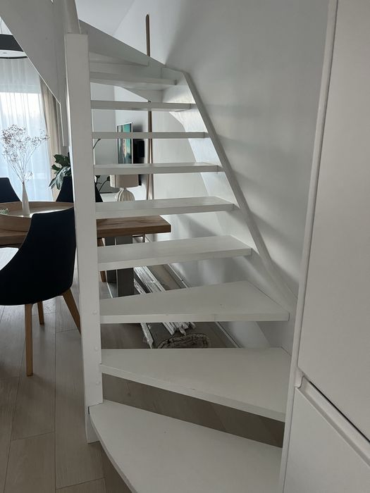 Schody drewniane białe