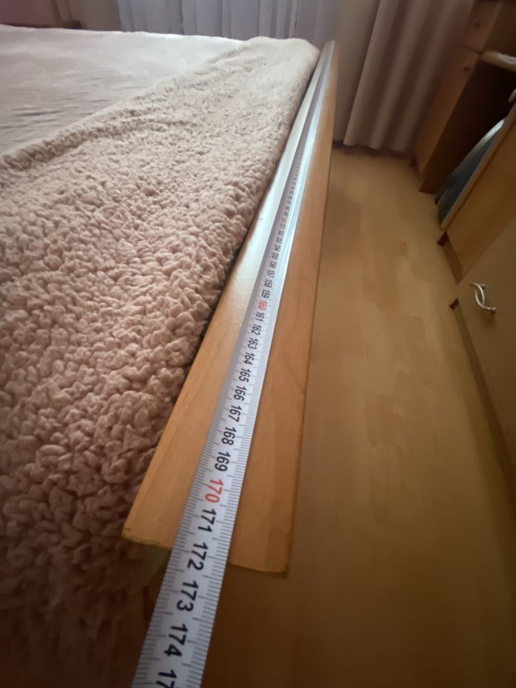Łóżko otwierane z pojemnikiem ze śladami użytkowania