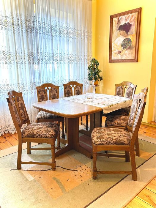 Zestaw mebli - stół i krzesła