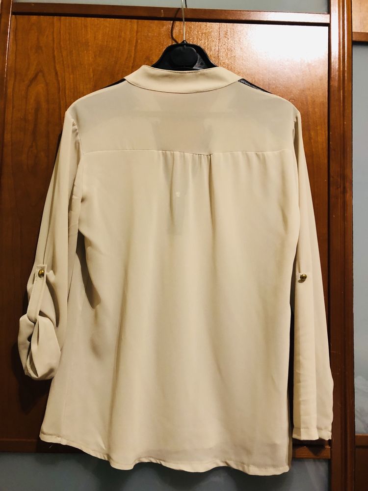 Camisa bege com aplicações em pele sintética preto