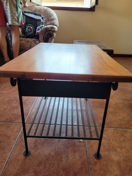 Mesa de centro madeira maciça e ferro
