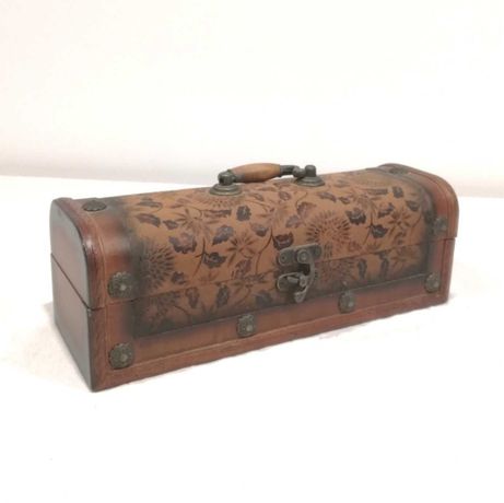 Baú/maleta com pega de madeira, forrada a veludo