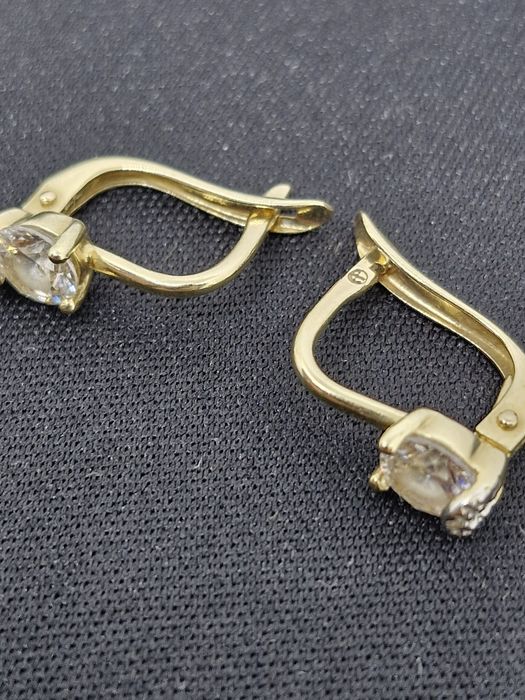 Piękne złote 585 kolczyki Waga 1.93g