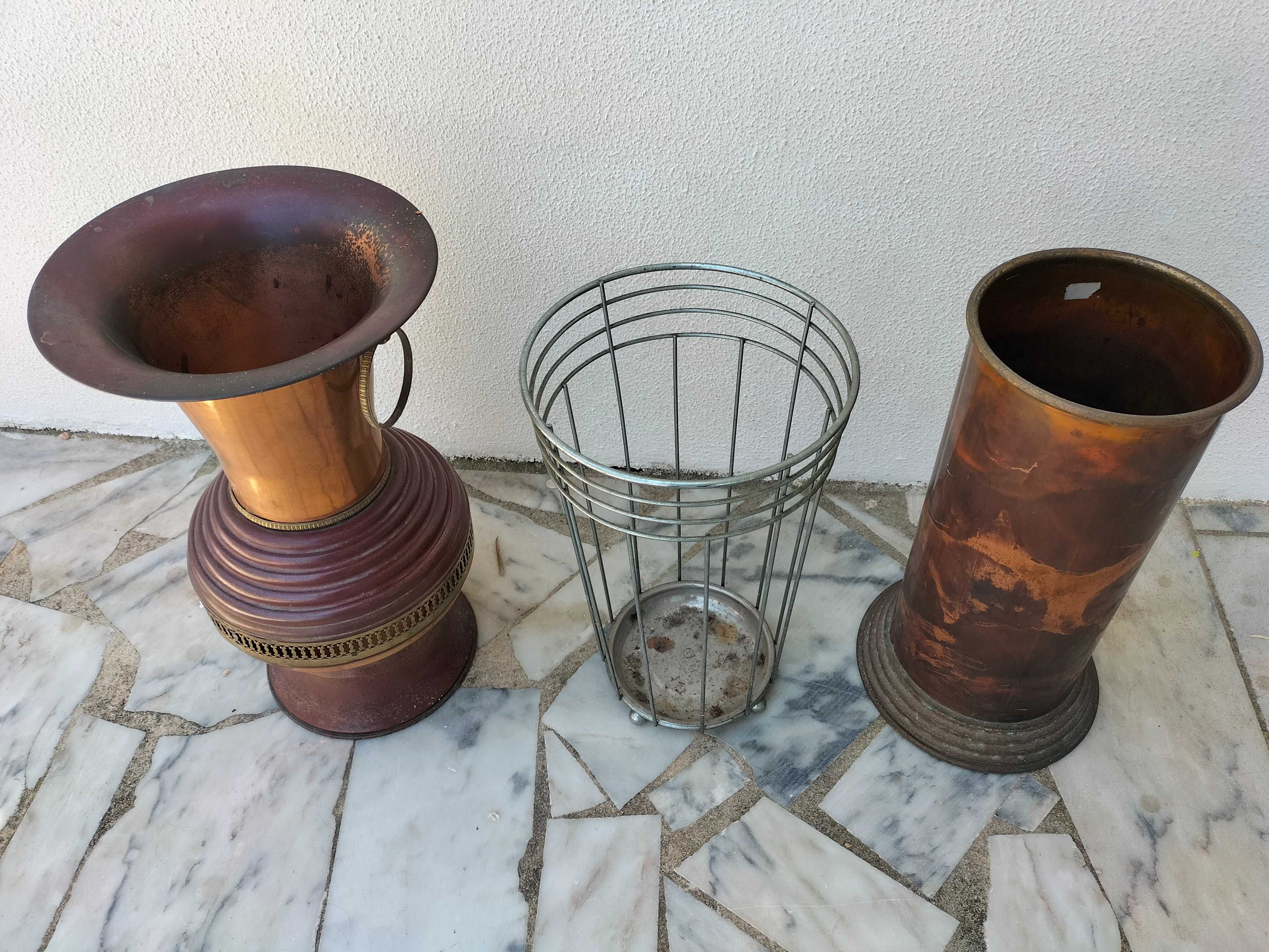 Chapeleiras de latão e outra