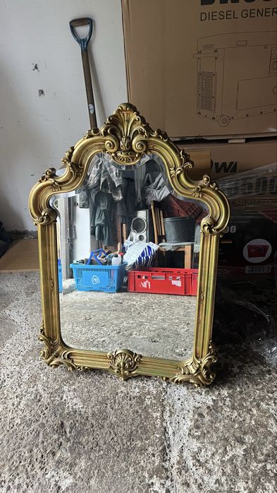 Lustro scienne w złotej ramie