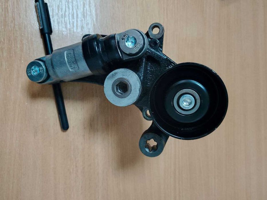 Натяжитель приводного ремня Mercedes. Натяжник ременя генератора