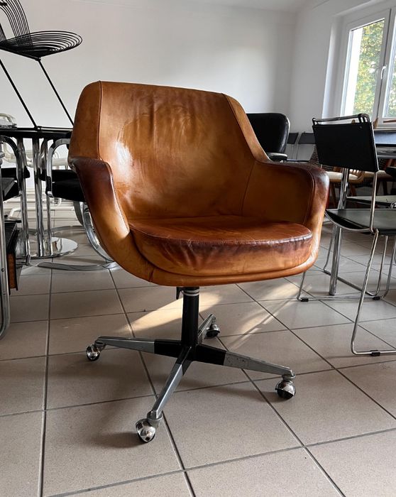 Cassina wloski fotel obrotowy do biurka. Projekt Olli Mannermaa