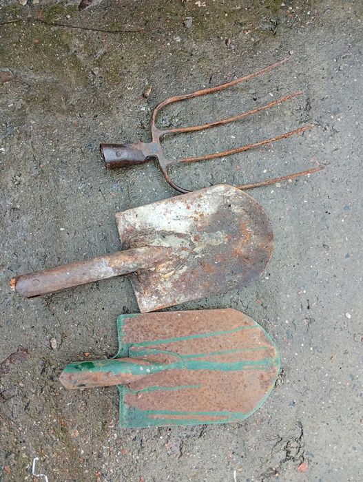 лопати,   вила  .