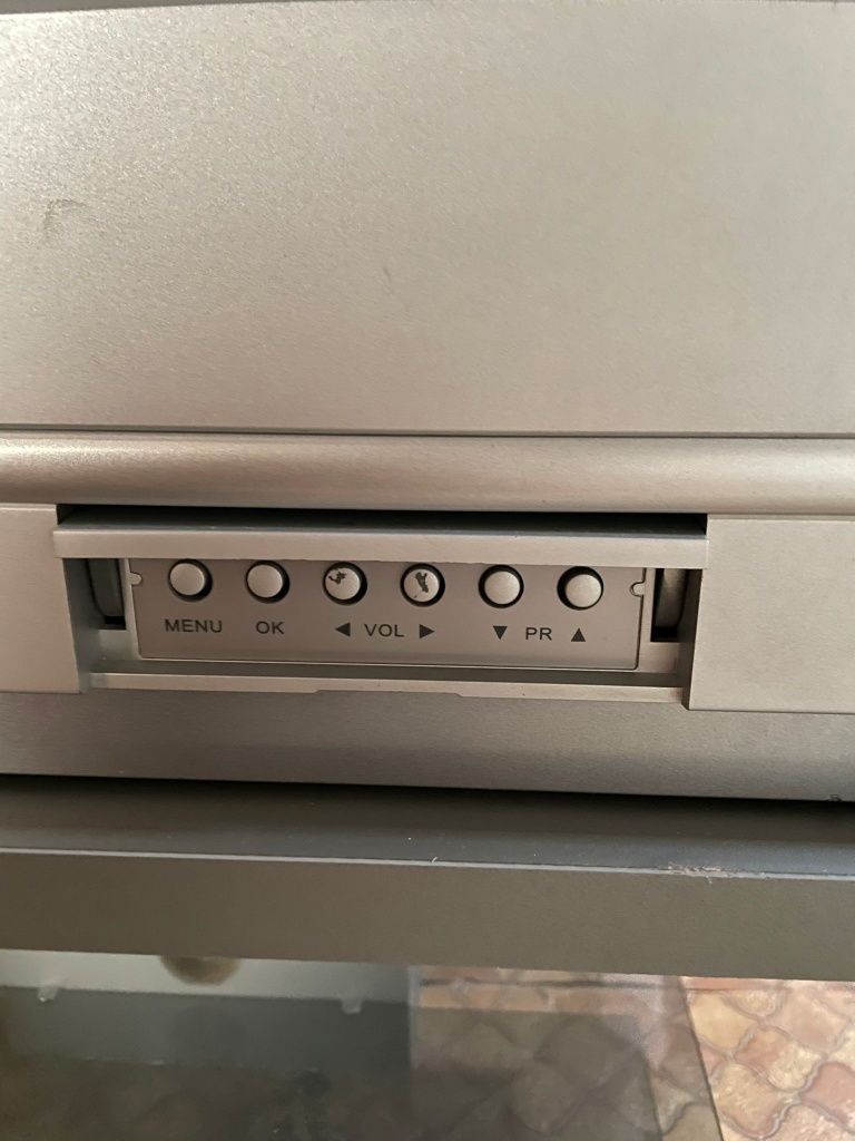 Televisão LG RE-28FZ30RW + Móvel