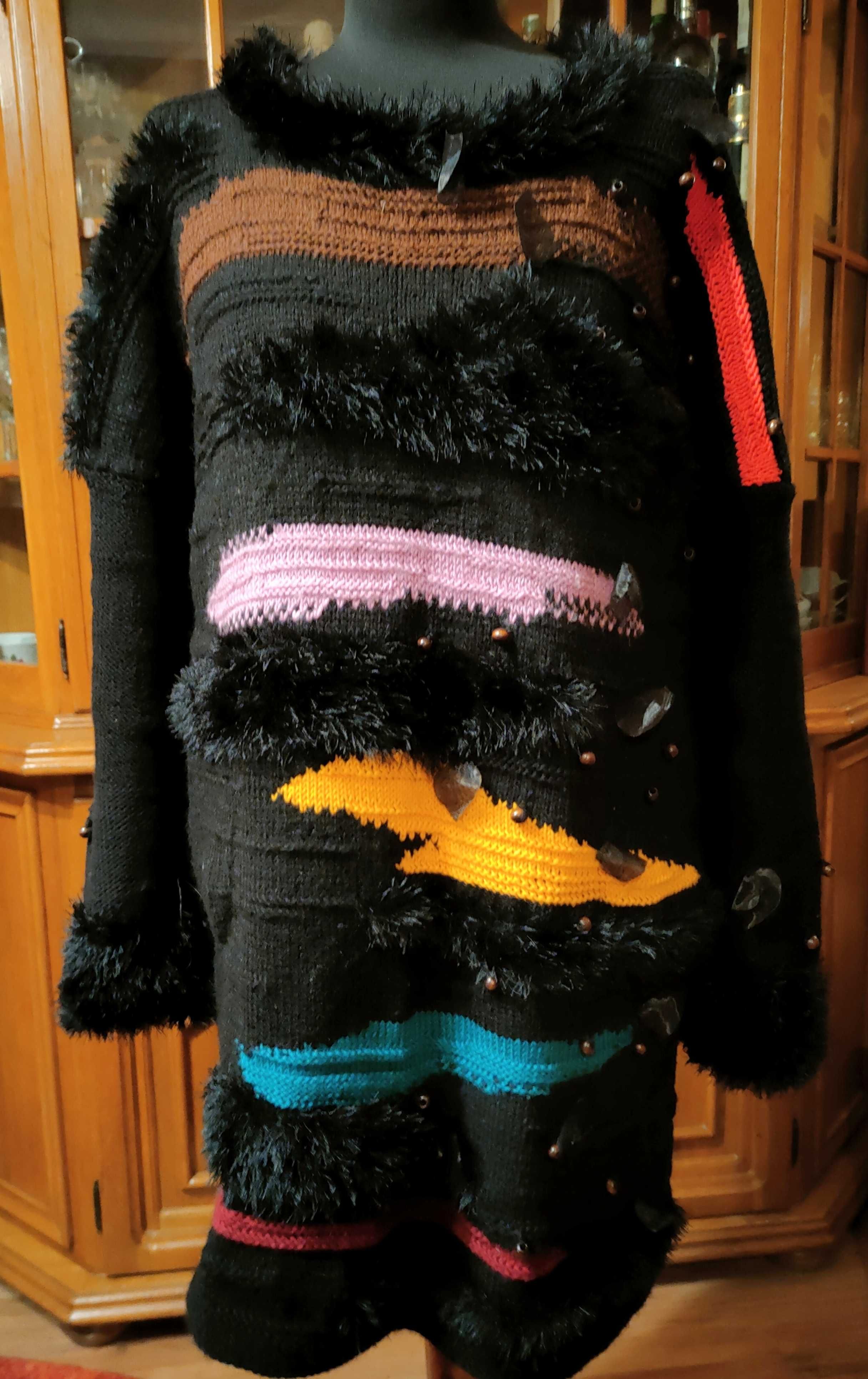 Damski sweter czarny z kolorowymi detalami
