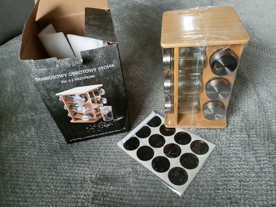 Bambusowy obrotowy stojak na 12 przypraw .