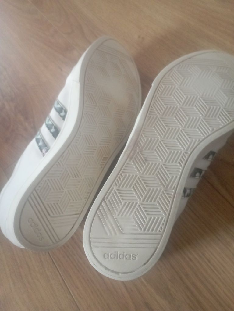 Красовки Adidas.