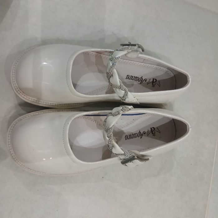 Туфлі жіночі,молочний колір,застібка оздоблена сріблястими блискітками