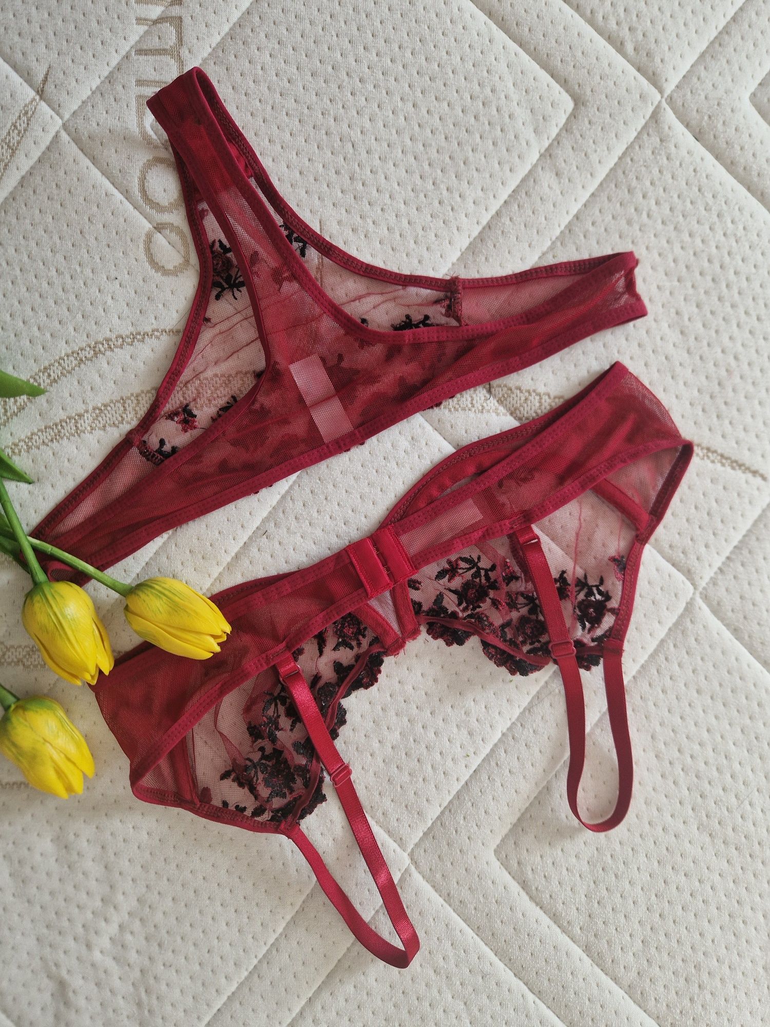 Luksusowy czerwony komplet bielizny haftowanej 42, XL plus size