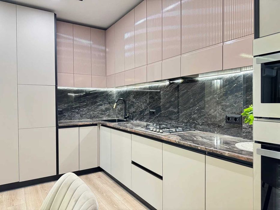 Трикімнатна з ремонтом та меблями