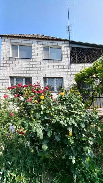 (13)Продам просторий 2-поверховий будинок в центрі с. Молодіжне.