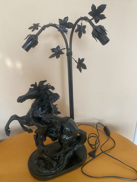 Lampa stołowa z figurą konia