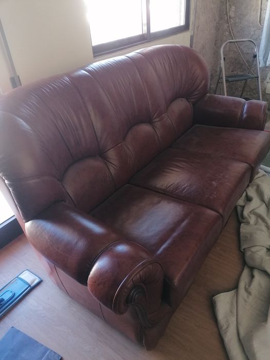 Sofá em pele genuína castanha.