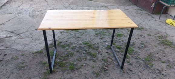 Стол практически новый