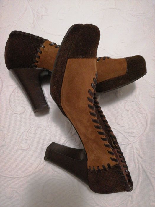 Sapatos camurça castanhos e bejes