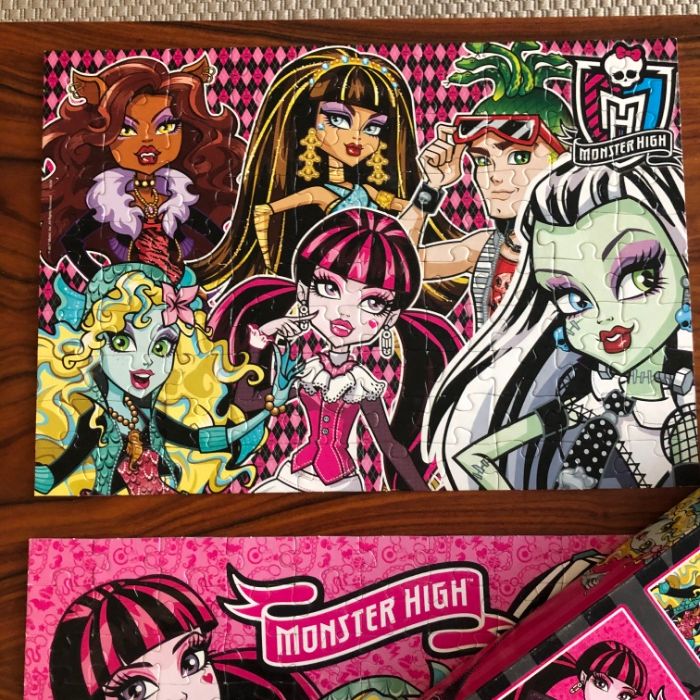 Caixa 2 Puzzles Monster High, da EDUCA, com 100 peças cada