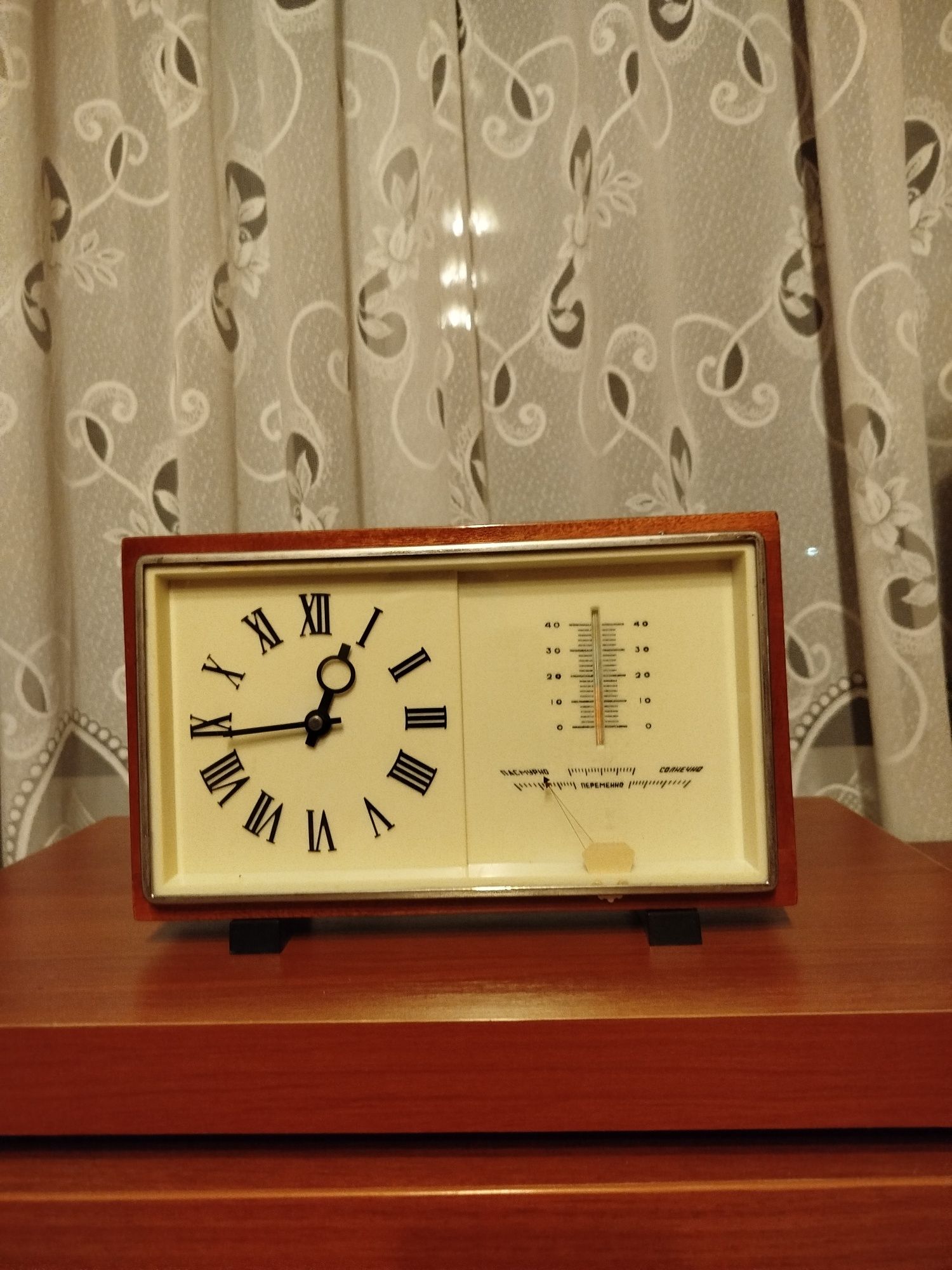 Годинник механічний з барометром .