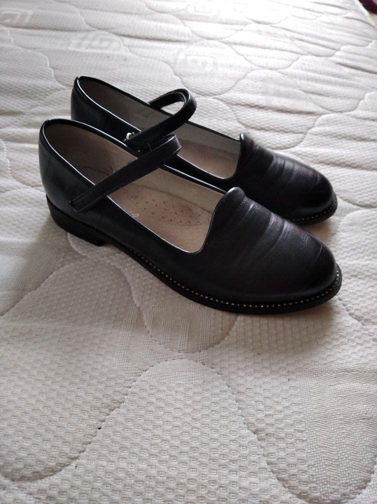 Чорні туфлі для дівчинки