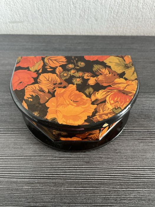 Szkatułka   Pudełko z laki z lusterkiem motyw kwiatowy