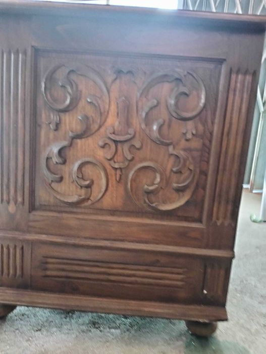 baú em madeira talhada