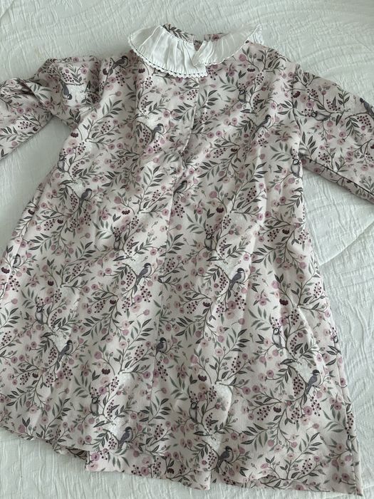 Vestido em tecido floral, com favos, forrado. Pukatuka. 4 anos