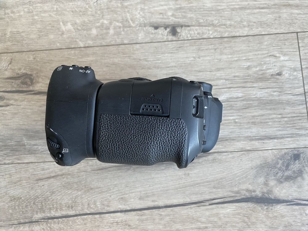 Canon 6D mark 2 plus grip