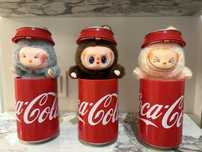 Labubu cola lub w ubranku