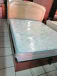 Cama Sommier com arrumações