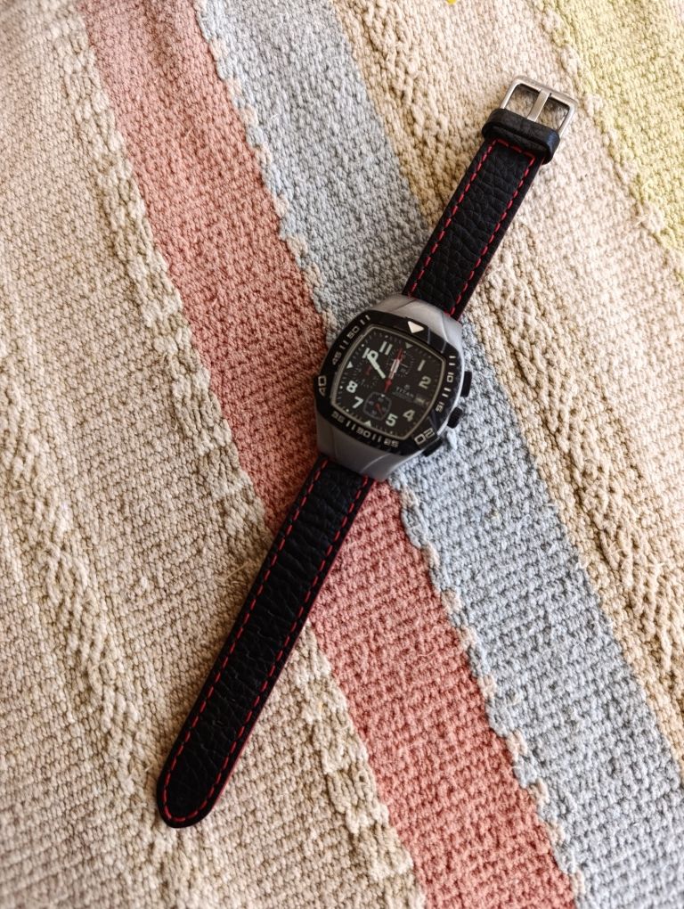 Relógio TiTan com bracelete em pele