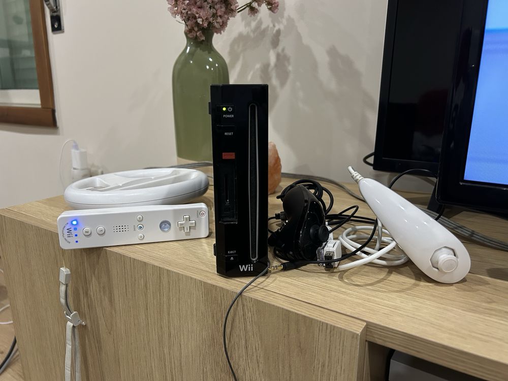 Wii com 1 comando 2 nunchuk e 3 jogos