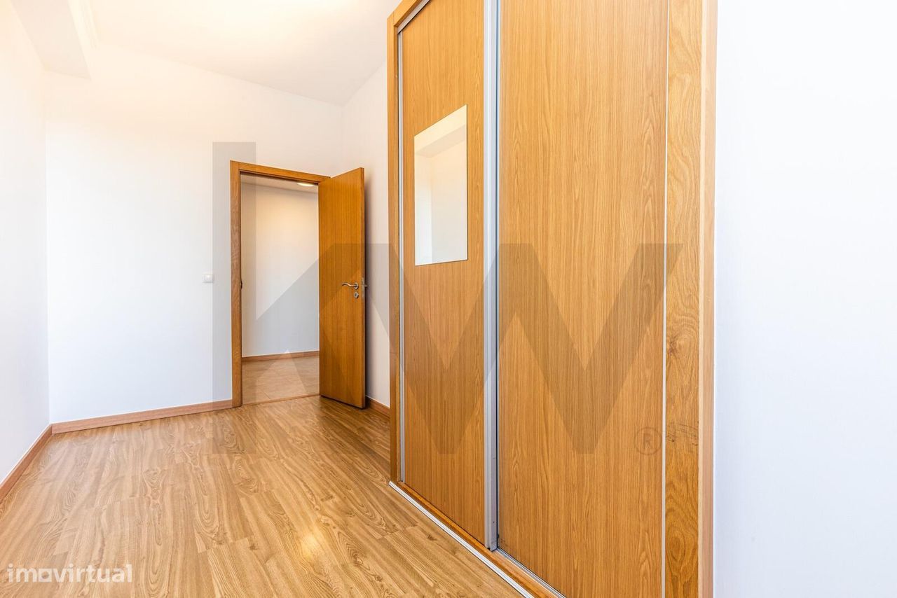 Apartamento T1 transformado em T2 na Av. Estados Unidos da América.