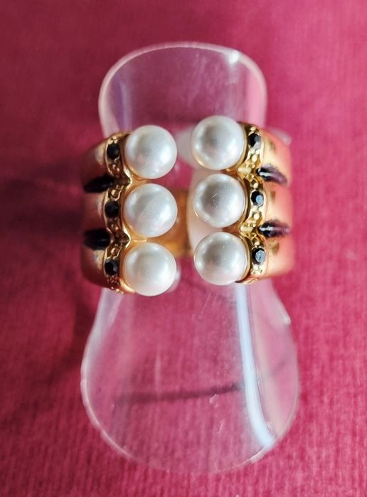 Anel dourado e preto, em aço, com 6 pérolas e 6 pedrinhas pretas. T17