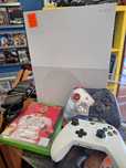 Konsola Xbox One S 1TB + 2 Pady + Stacja ładująca, BDB, CentrumGrania