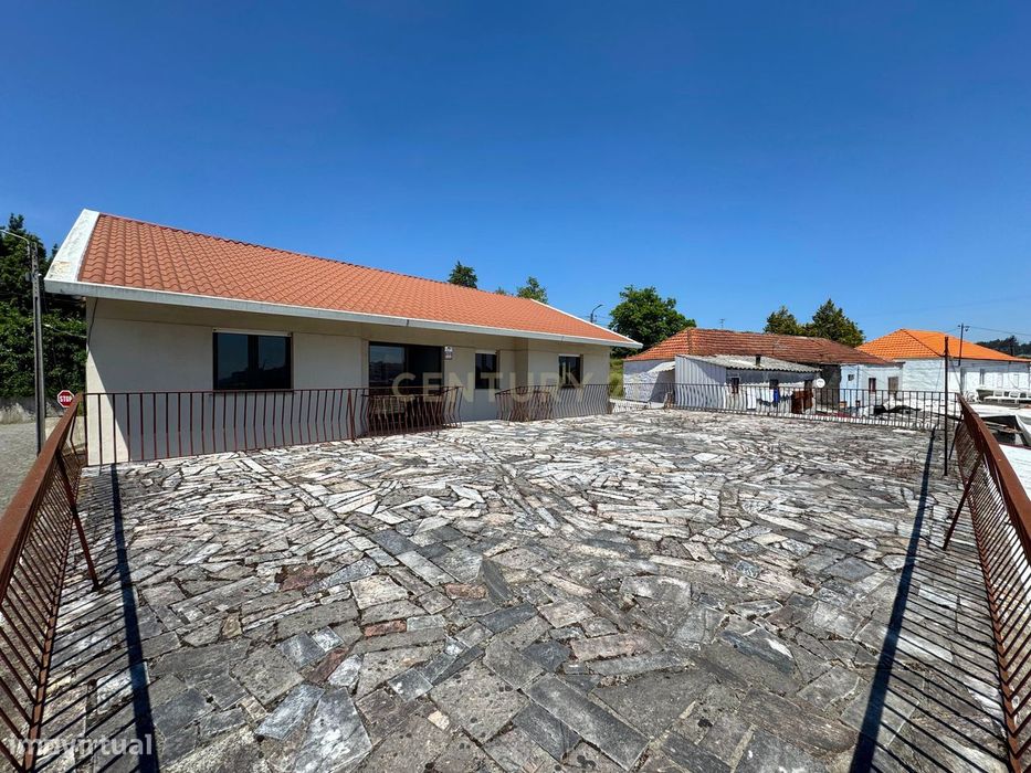 Moradia com 4 quartos, 3 armazéns e muito potencial em Freamunde, Paço