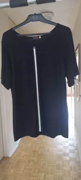 Wiskozowy, czarny T-shirt ze srebrnym zdobieniem