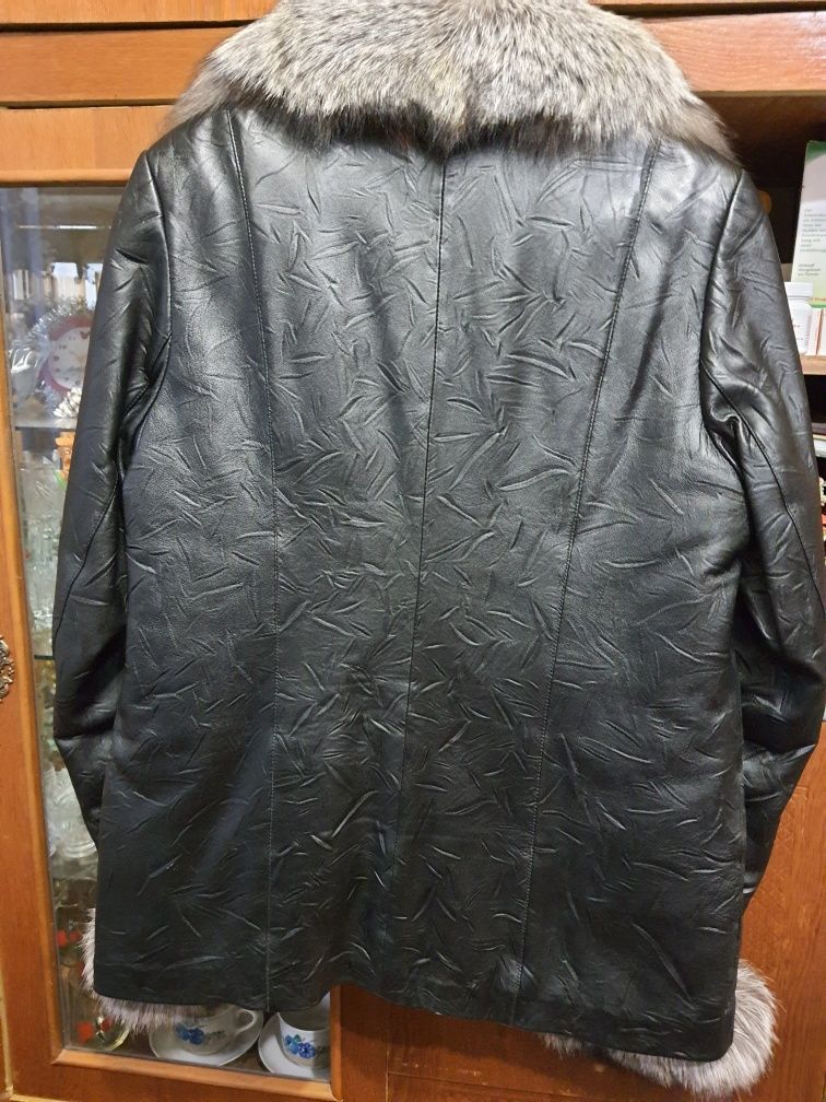 Кожаная курточка с меховые воротником
