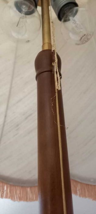 Drewniana lampa podłogowa z abażurem