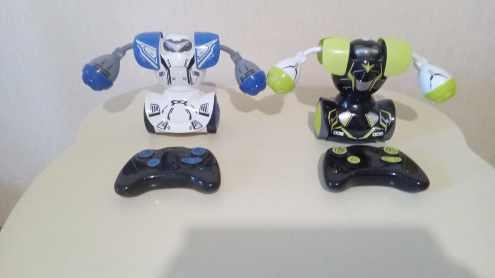 Роботи боксери для гри на пультах керування