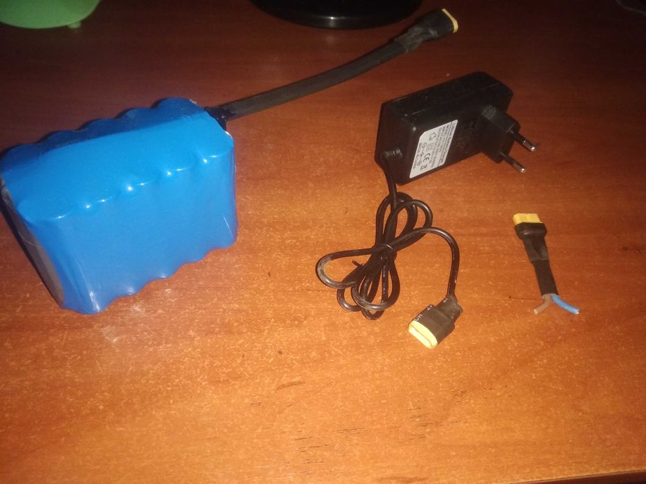 Літійіонна батарея 12  вольт + з комплектом .