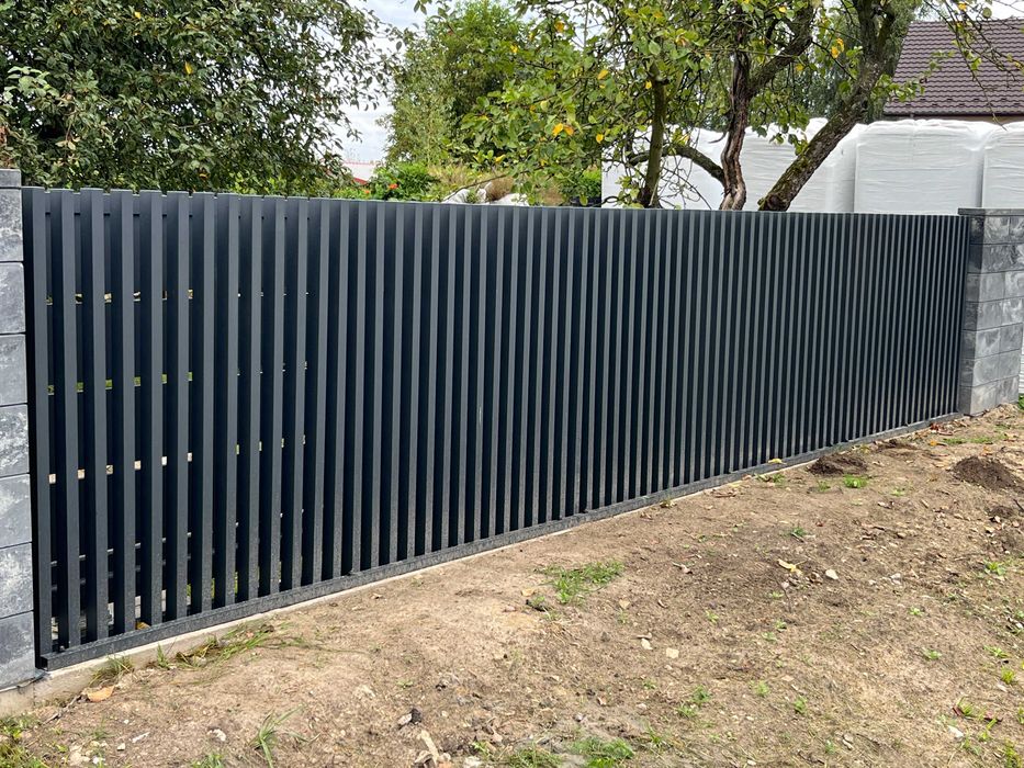 ogrodzenie grzebieniowe aluminiowe pionowe poziome mur betonowy L