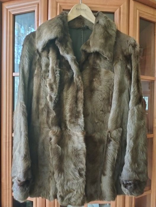 Kurtka jasno brązowa.