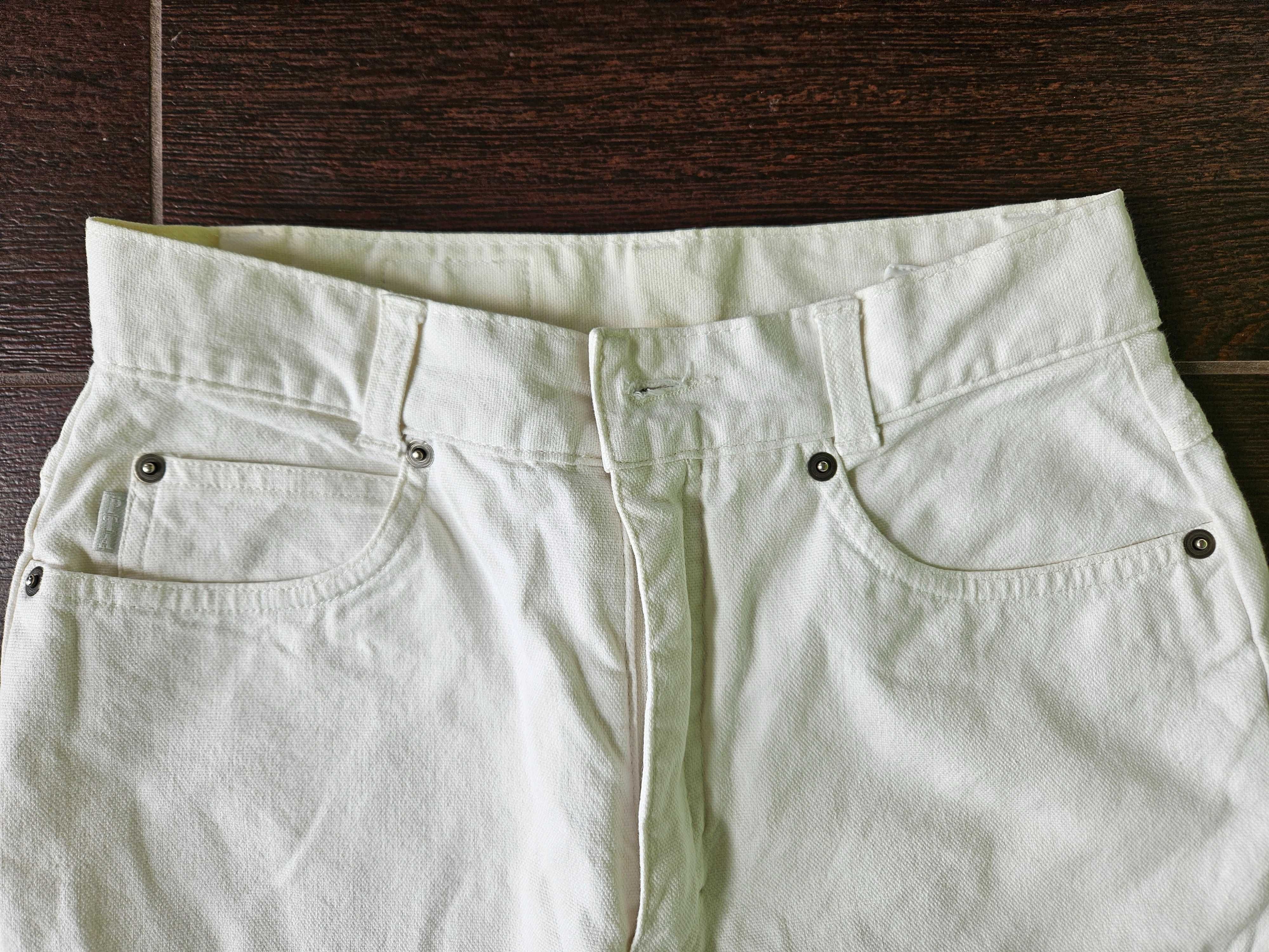 Białe/ecru proste jeansy marki PTA, pas 34, dł. 103cm