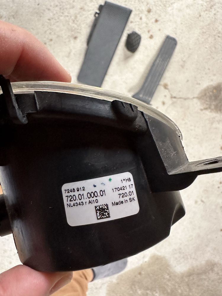 Farol luz Nevoeiro direito 116d f20 original (lente partida)
