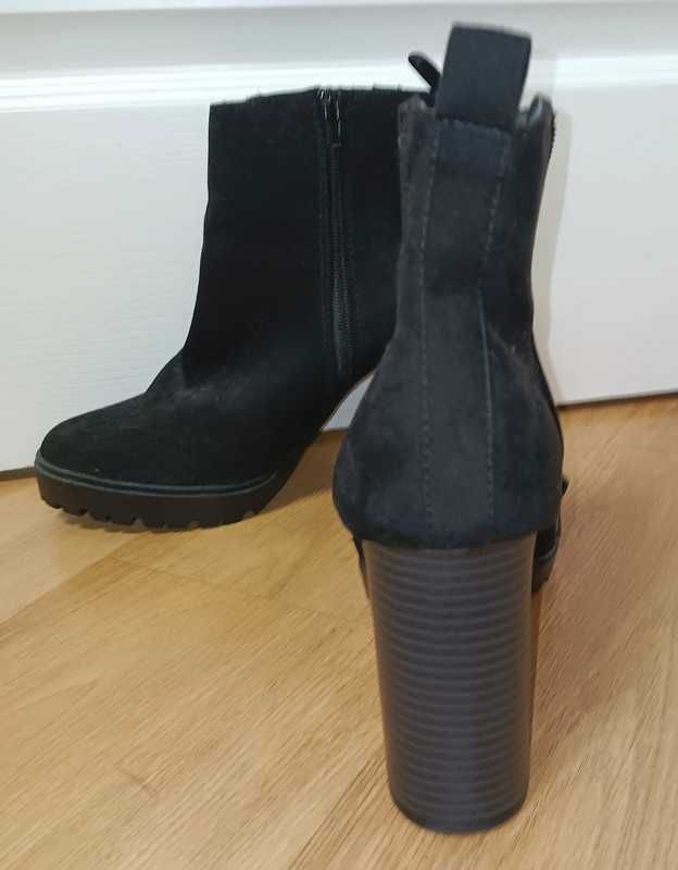 Czarne botki na obcasie Primark