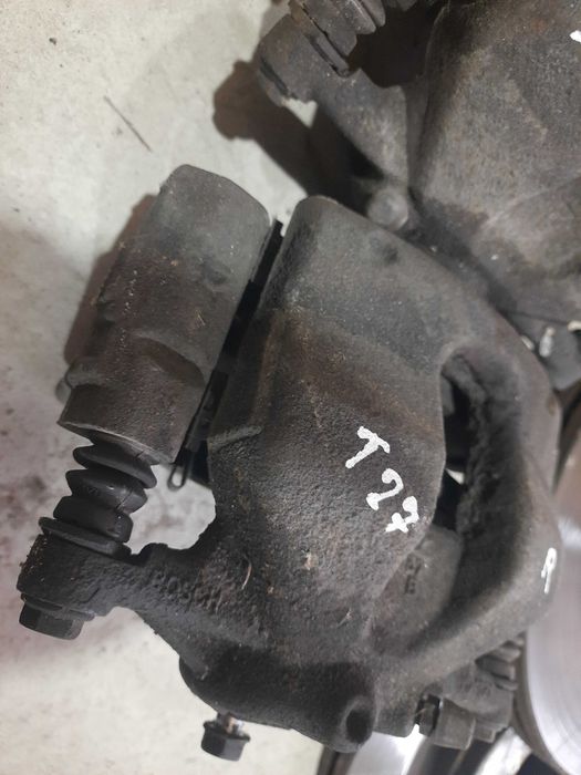 Передні гальмівні супорта скоби направляючі Тойота Авенсіс т27 2.2